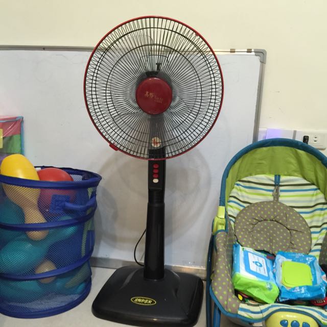 二手高格14吋立扇電風扇 哩哩扣扣在旋轉拍賣