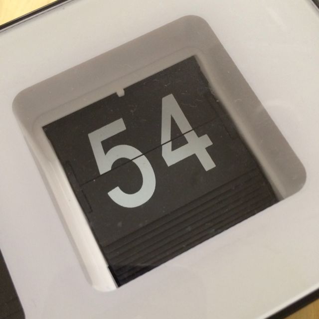 Retro Clock (Category: Clocks) located in Singapore. Submitted by krite (Listing ID 21094699, Image 3). Description: .