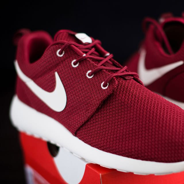 Maroon roshes mens top