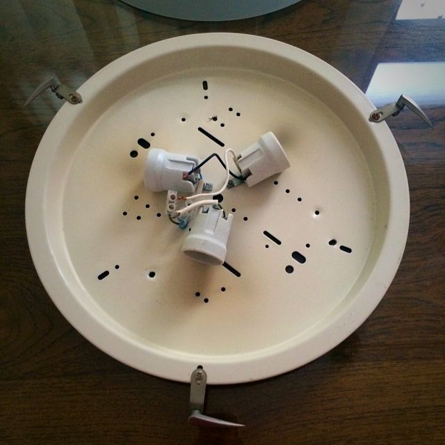Ceiling Light (Category: Lighting) located in Singapore. Submitted by charlesleee (Listing ID 21418481, Image 2). Description: .