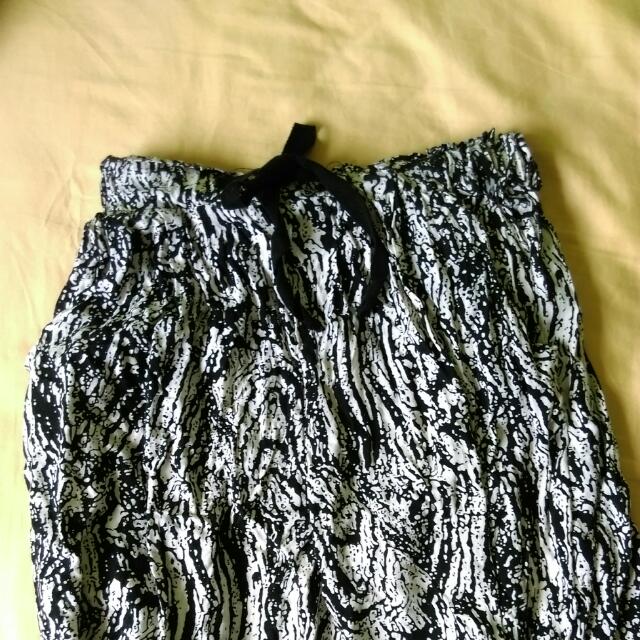 Printed Drawstring Pants (Category: Other Bottoms) located in Singapore. Submitted by blue-almonds (Listing ID 21500621, Image 1). Description: .