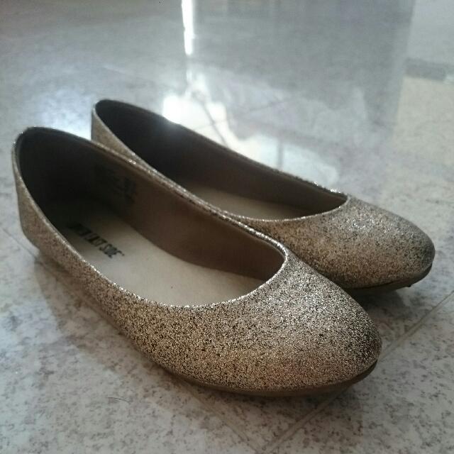 Gold on sale flats payless