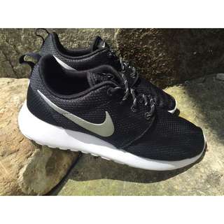 Nike黑低銀 勾勾