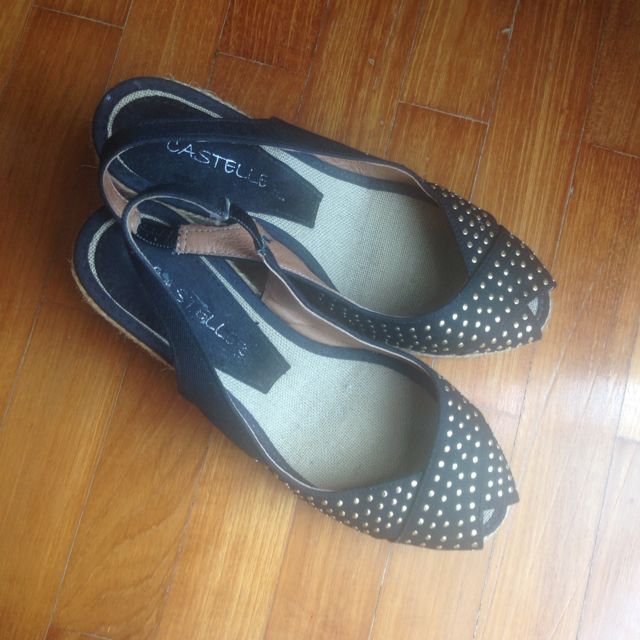 Shoe (Category: Sneakers) located in Singapore. Submitted by tehkorbear (Listing ID 22564355, Image 2). Description: .