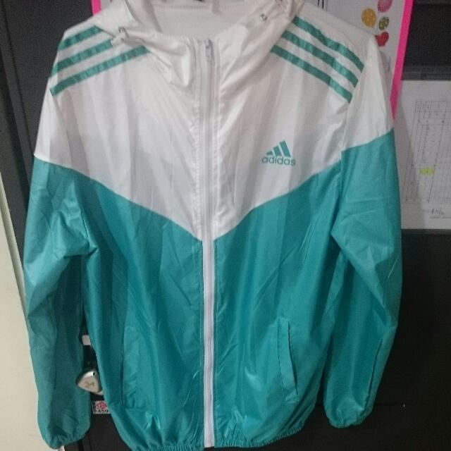 Adidas女子時尚休閒戶外防曬外套輕薄透氣百搭皮膚衣防曬衣風衣連帽開衫 品牌幫 運動鞋