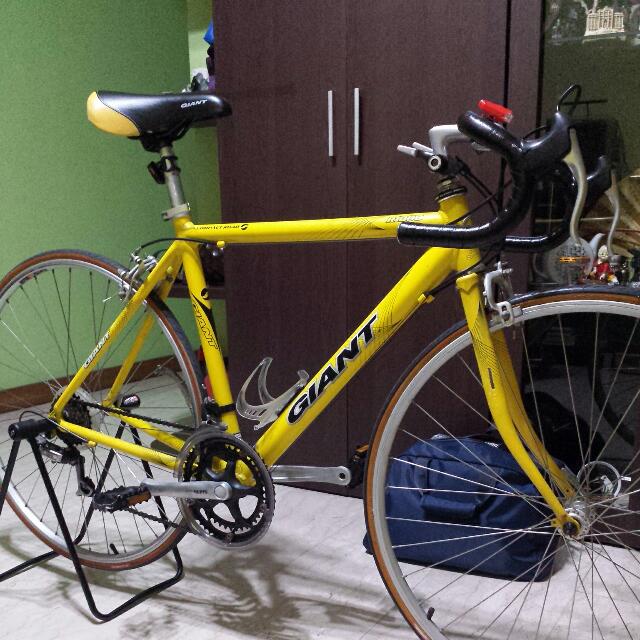 Giant r1000 road hotsell bike