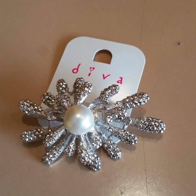 Brand New Diva Designer Silver Spike Flower And Pearl Brooch Women S Fashion On Carousell