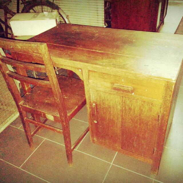 Meja Guru Lama, Furniture & Home Living, Home Decor, Clocks on Carousell