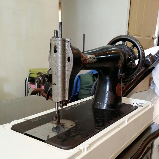 Very Old Singer Sewing Machine (Price Negotiable), Hobbies & Toys
