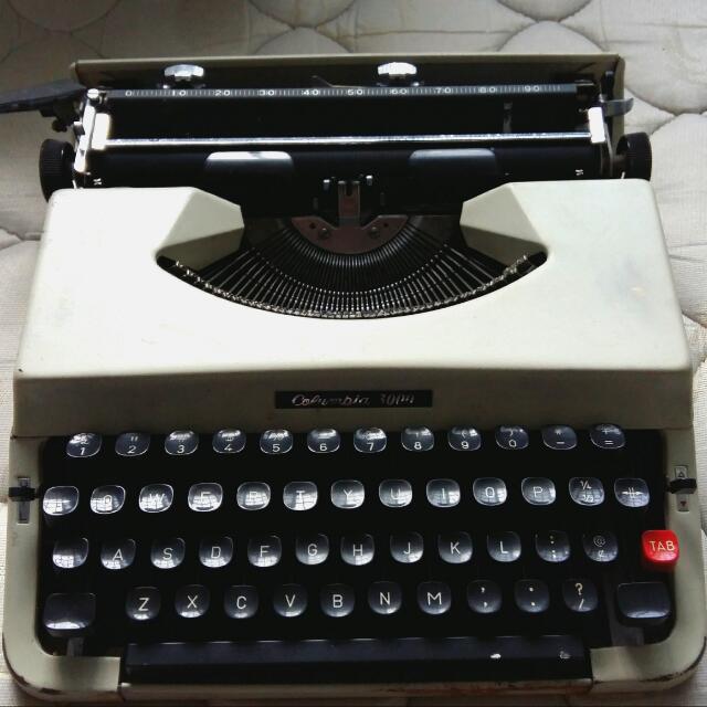 Manual Typewriter 1980s, Hobbies & Toys, Memorabilia & Collectibles
