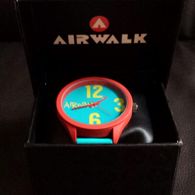 Airwalk Quartz Plastic and Silicone Casual Watch, Color:Black (Model:  AWW-5089-BK) : Amazon.in: Fashion