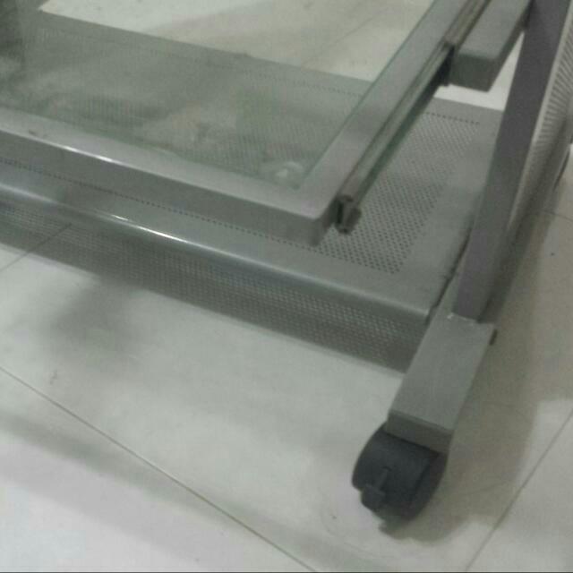 Pre-loved Computer Table (Category: Tables & Sets) located in Singapore. Submitted by rockastar (Listing ID 24592369, Image 2). Description: .