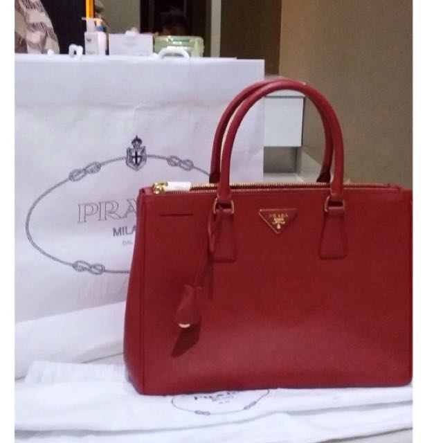 prada saffiano 33