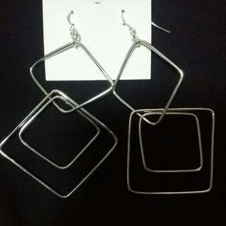 Shiny square silver earring