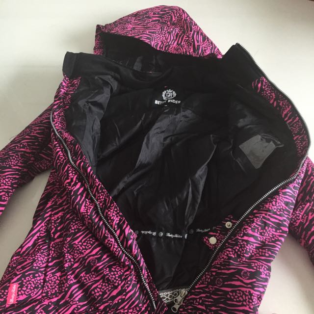 Betty rides women's snowboarding jackets cheap