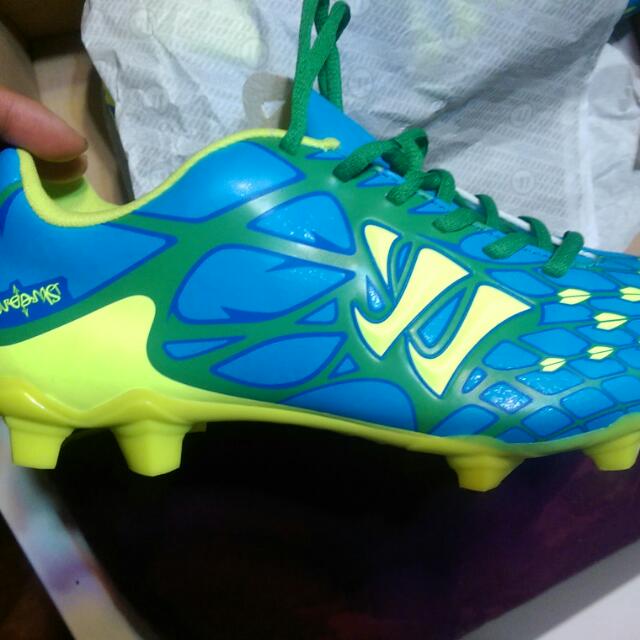 warrior soccer boots