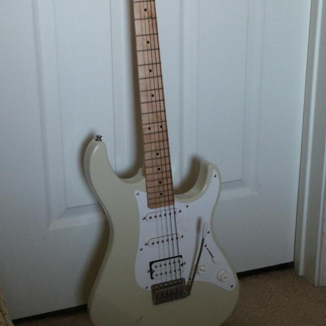 Yamaha Pacifica Electric Guitar w/case, Hobbies & Toys, Music & Media