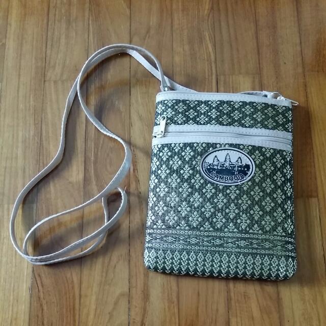 Sling Pouch (Category: Cross-body Bags) located in Singapore. Submitted by vanilacoke (Listing ID 25671237, Image 3). Description: .