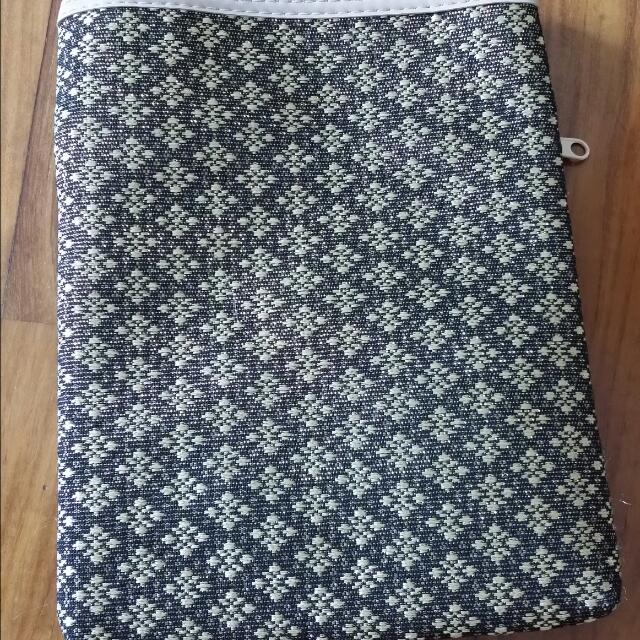Sling Pouch (Category: Cross-body Bags) located in Singapore. Submitted by vanilacoke (Listing ID 25671237, Image 2). Description: .
