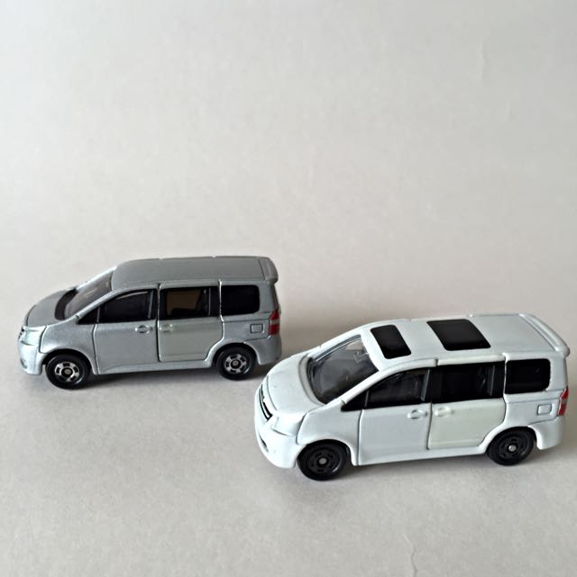 tomica toyota noah