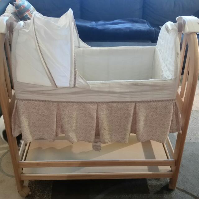 Eddie bauer hot sale musical rocking bassinet