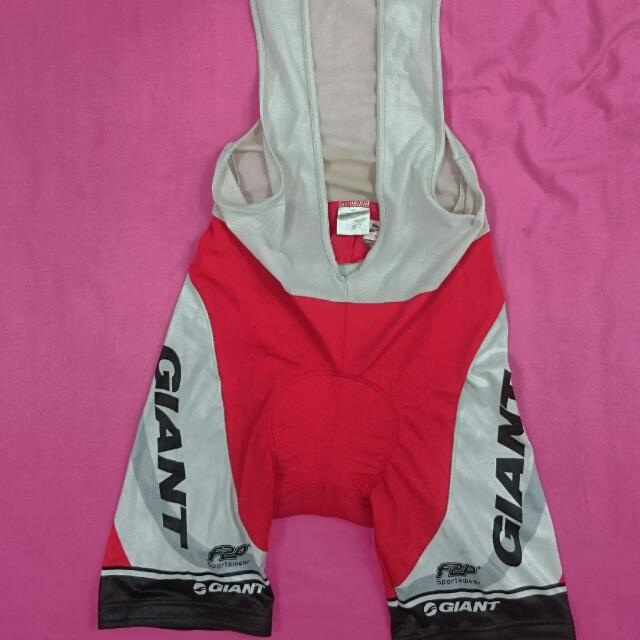 Giant bib outlet