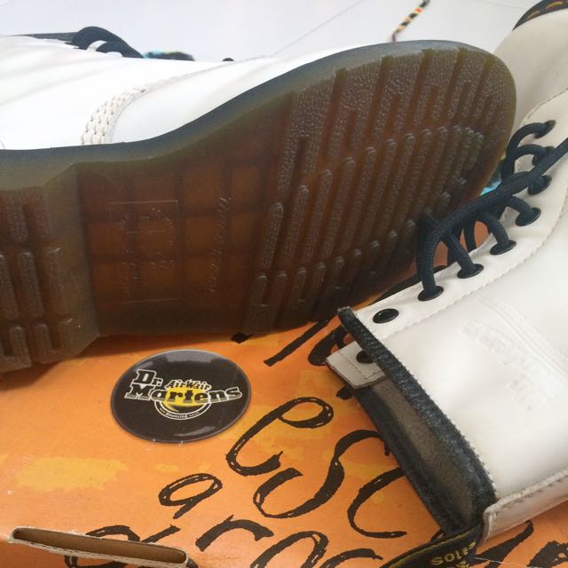 Dr martens aw005 best sale white