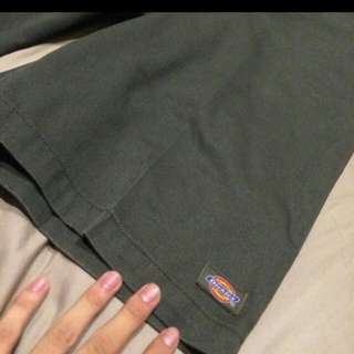 Dickies 😊 軍綠色短褲9.5成新(便宜出售)😊