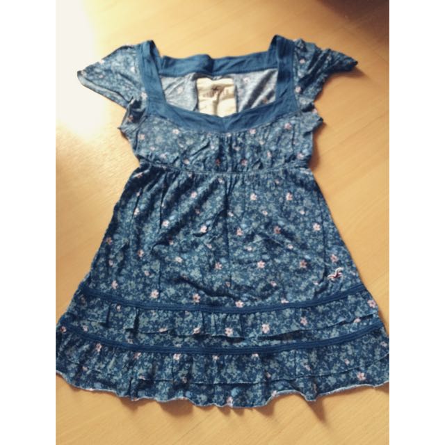 pending) Hollister blue floral square neck babydoll top, Women's Fashion,  Tops, Sleeveless on Carousell