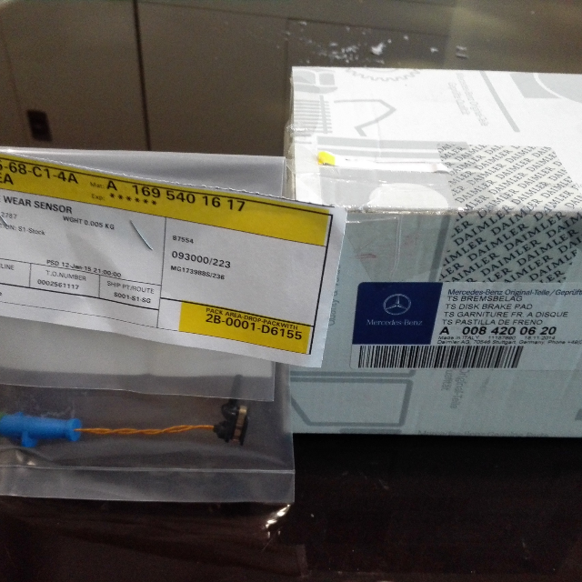 Mercedes B200 w246 front brake pads (A0084200620) & brake wear sensor