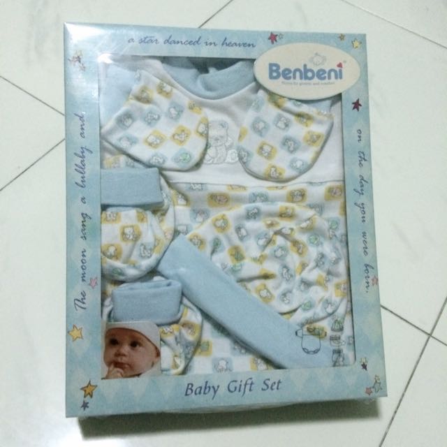 Born baby clothes set