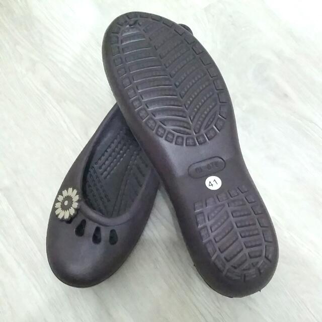 rubber shoes like crocs