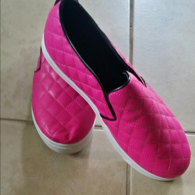 hot pink tennis shoes