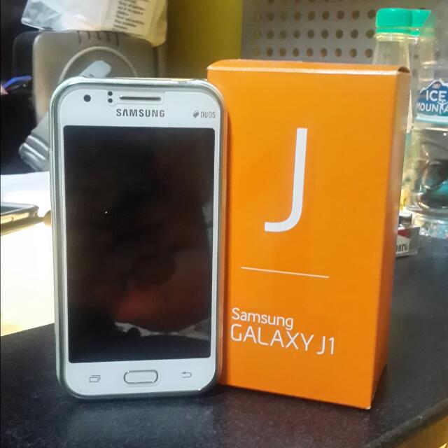 samsung galaxy j1 duos with box earpiece still looking new white still hv warranty