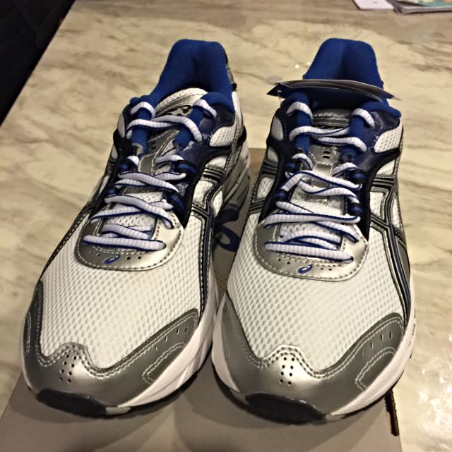 Sneakers with gel cushion top