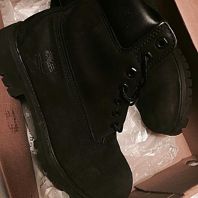 all black construction timberlands