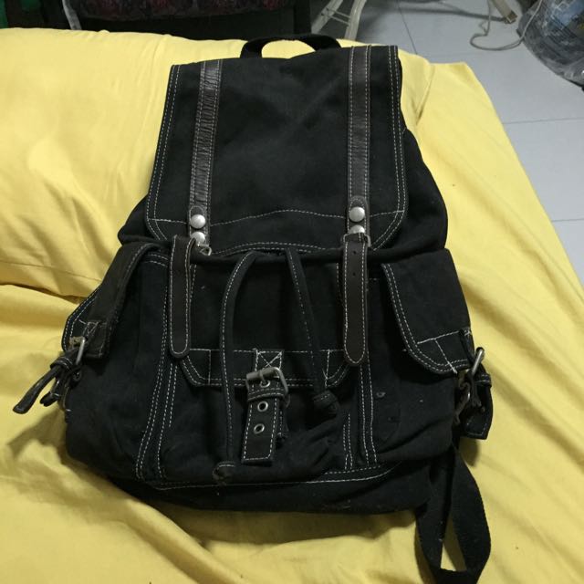 Backpack (Category: Backpacks) located in Singapore. Submitted by zl_zero (Listing ID 28603551, Image 2). Description: Selling away my old backpack. Long time I didn't touch my backpack since I had stop schooling. So I intend it sell it it!.