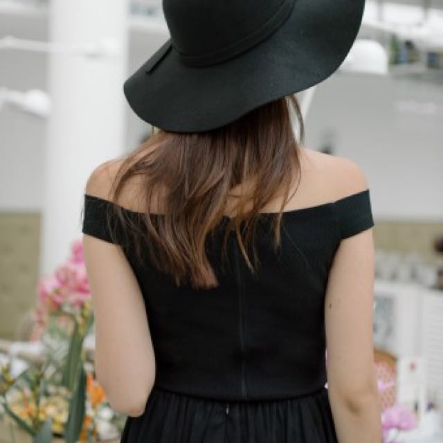 Thread theory - BRIGITTE BARDOT EMBOSSED TOP (BLACK) *NEW (SIZE L) (Category: Sleeveless) located in Singapore. Submitted by amxzy (Listing ID 28716356, Image 3). Description: .