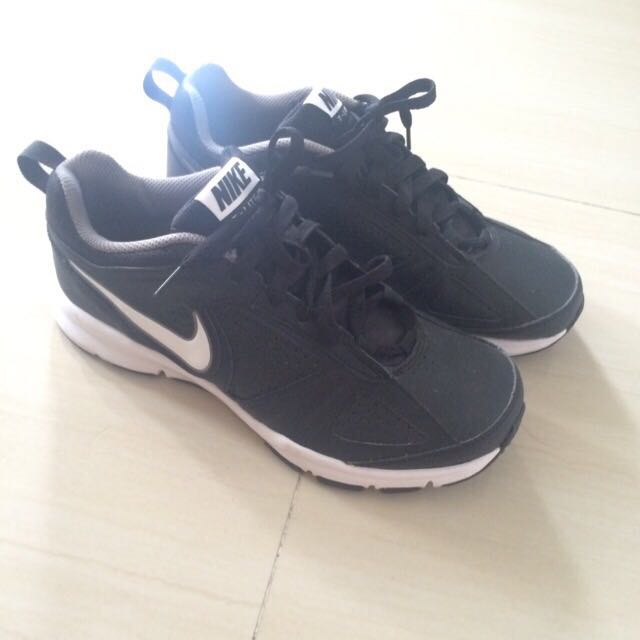 womens black on black nike