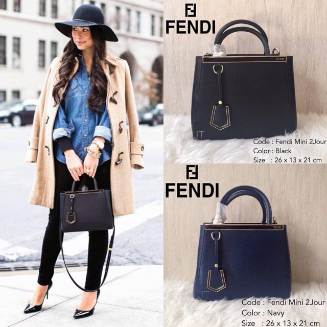 Kode Fendi Mini 2Jours Size 26 x 13 x 21 cm Bahan Kulit Sintetis Saffiano Details ada tali panjang bisa diatur dilepas ada 2 ruang dalam 1