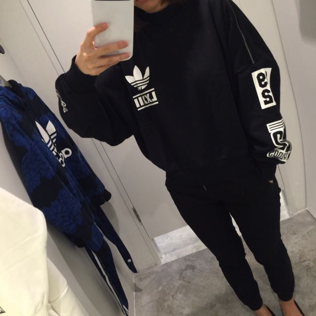 Adidas berlin trf logo crew sweater deals