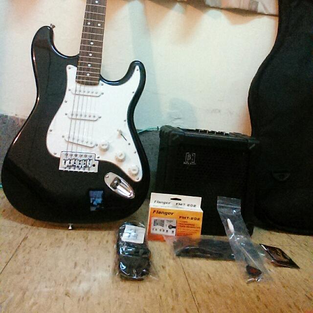 Bensons電吉他九成新只有一組 附音箱 等 3000 影音娛樂在旋轉拍賣