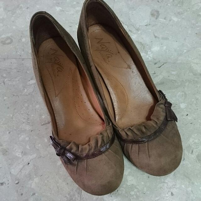 naturalizer low heels