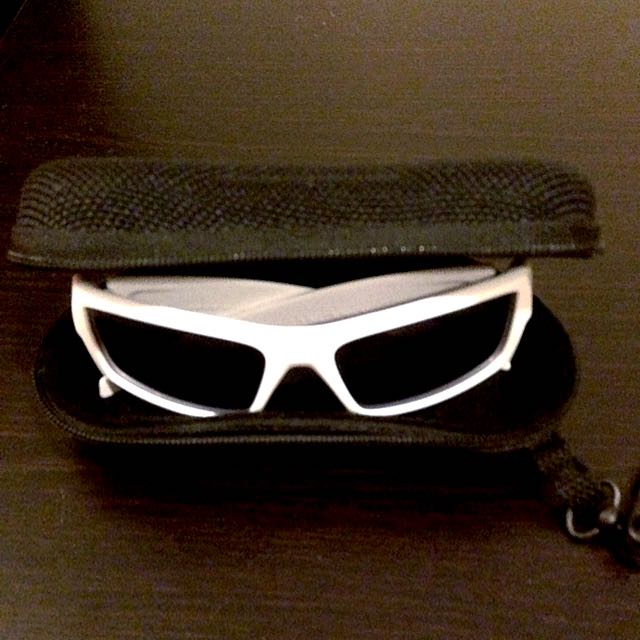 Oakley Gascan S White Sunglasses, Sports Equipment, Sports & Games, Water  Sports on Carousell