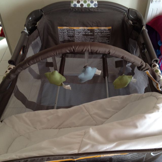 Graco pack n play with reversible lounger & changer 2025
