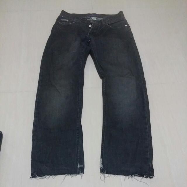 Billabong Baggy Jeans (Category: Jeans) located in Singapore. Submitted by fusionmod (Listing ID 30791461, Image 1). Description: .