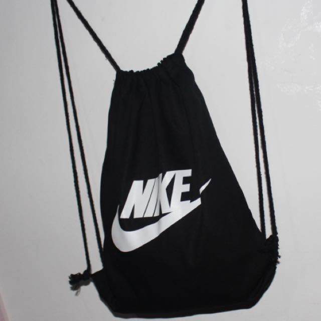 black nike drawstring bag