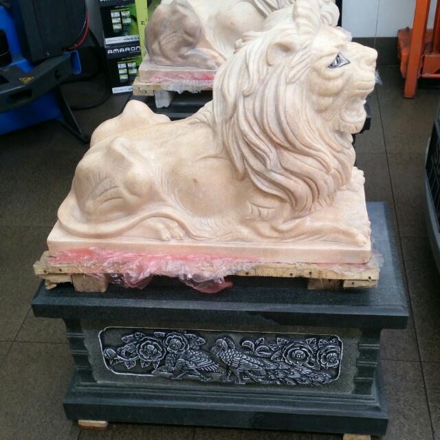Marble & Granite Lion Statue, Women's Fashion, Jewelry & Organisers