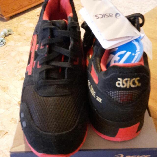BNIB Limited Edition Asics Gel Lyte 3 Valentine Pack Haters Shoes Nike (Category: Sneakers & Footwear) located in Singapore. Submitted by mjcj9580 (Listing ID 30998777, Image 3). Description: Brand new wth box! Rare pair of awesome sneakers! Size is usa9, euro 40.5 26cm, uk7 Self collect or delivery!.