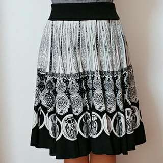 Expandable Black N White Floral skirt